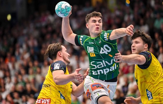 Göppingens Spielmacher Elias Newel tankt sich durch die Löwen-Abwehr, er warf sechs Tore und zeigte vor allem vor der Pause eine überragende Leistung.<span class='image-autor'>IMAGO/DeFodi Images</span>