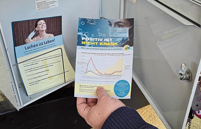 Solche Flyer sind vergangenes Wochenende in Auricher Briefkästen gelandet. Im Impressum steht Corona-Leugner Bodo Schiffmann.   Fotos: Rieger, p