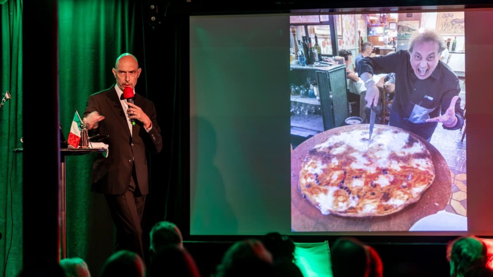 Eric Pfeil liest im Stuttgarter Kulturzentrum Merlin aus seinem Buch „Hotel Celentano“ und zeigt dabei ein Bild von riesigen Pizzen. Foto: Lichtgut/Christoph SchmidtChristoph Schmidt Eric Pfeil liest im Stuttgarter Kulturzentrum Merlin aus seinem Buch „Hotel Celentano“ und zeigt dabei ein Bild von riesigen Pizzen. Foto: Lichtgut/Christoph SchmidtChristoph Schmidt