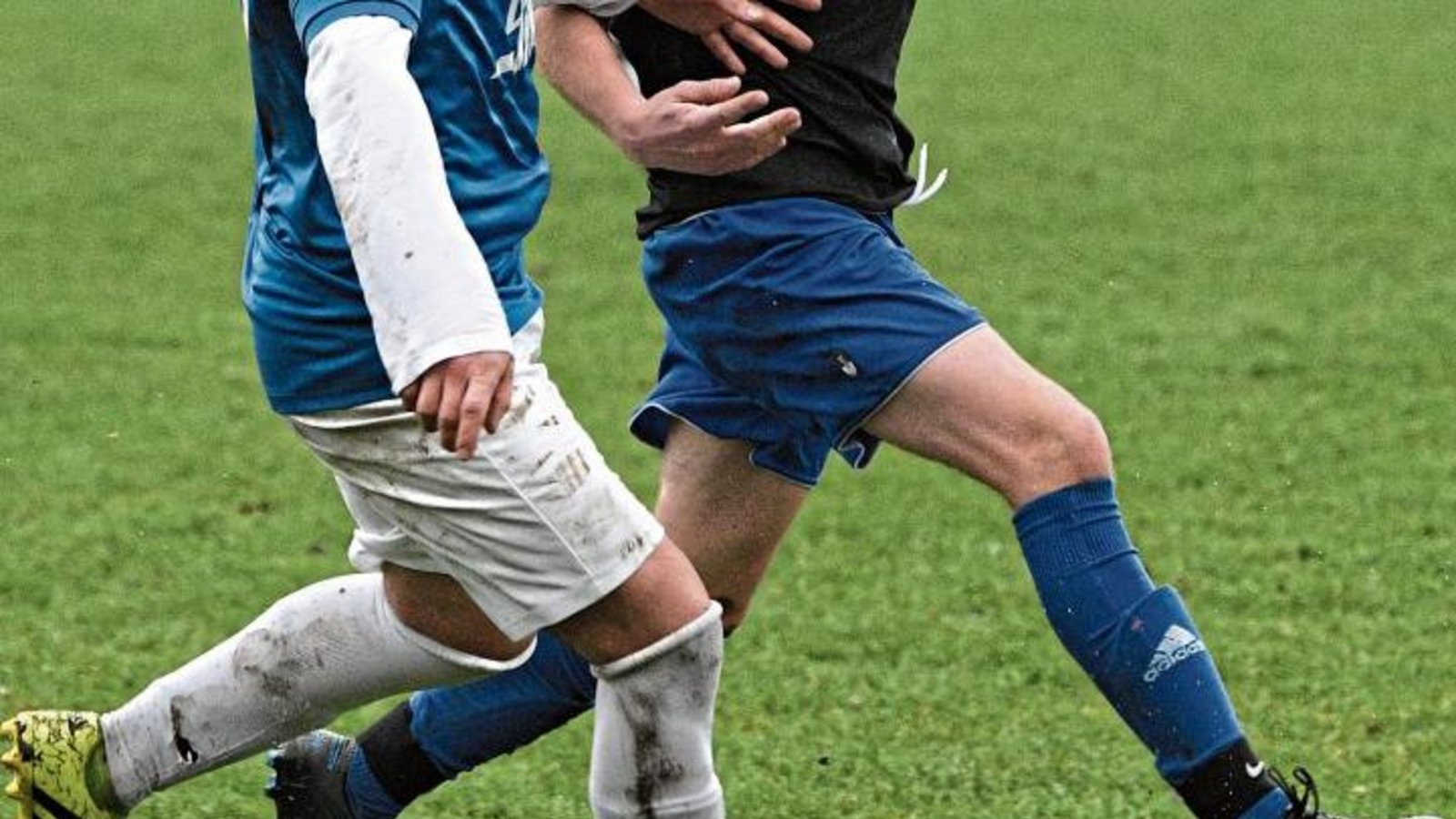 Im Nachbarschaftsduell der B 7 kämpfen Illingens Janik Speidel (rechts) und VfB-Spieler Zeki Beldek ums Leder. Die Gäste aus Vaihingen gewinnen bei der SVI-Reserve mit 3:1. Foto: Leitner Im Nachbarschaftsduell der B 7 kämpfen Illingens Janik Speidel (rechts) und VfB-Spieler Zeki Beldek ums Leder. Die Gäste aus Vaihingen gewinnen bei der SVI-Reserve mit 3:1. Foto: Leitner