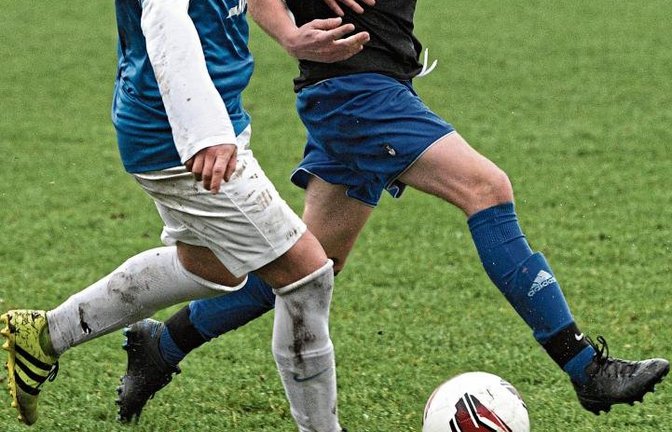 Im Nachbarschaftsduell der B 7 kämpfen Illingens Janik Speidel (rechts) und VfB-Spieler Zeki Beldek ums Leder. Die Gäste aus Vaihingen gewinnen bei der SVI-Reserve mit 3:1. Foto: Leitner