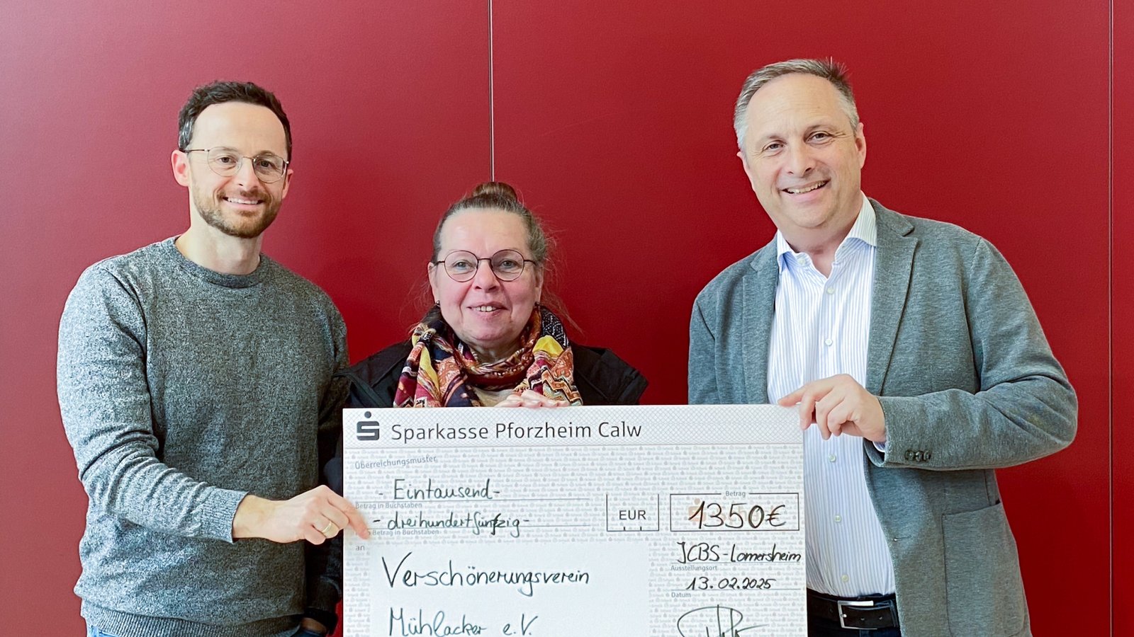 Spendenüberhabe in der JCBS in Mühlacker (von links): Schulseelsorger Valentin Damm, Dorothea Brandauer vom Verschönerungsverein und Schulleiter Reinhard Wurster.  Foto: p