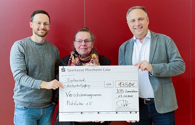 Spendenüberhabe in der JCBS in Mühlacker (von links): Schulseelsorger Valentin Damm, Dorothea Brandauer vom Verschönerungsverein und Schulleiter Reinhard Wurster.  <span class='image-autor'>Foto: p</span>
