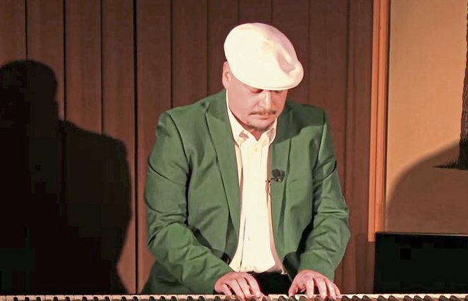 Michael Fiedler entführte seine Zuschauer dieses Mal via Internet in die Traumzeit. Übertragen wurde live aus dem Scala in Mühlacker. Foto: Friedrich