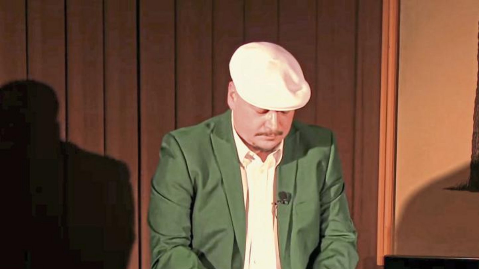 Michael Fiedler entführte seine Zuschauer dieses Mal via Internet in die Traumzeit. Übertragen wurde live aus dem Scala in Mühlacker. Foto: Friedrich Michael Fiedler entführte seine Zuschauer dieses Mal via Internet in die Traumzeit. Übertragen wurde live aus dem Scala in Mühlacker. Foto: Friedrich