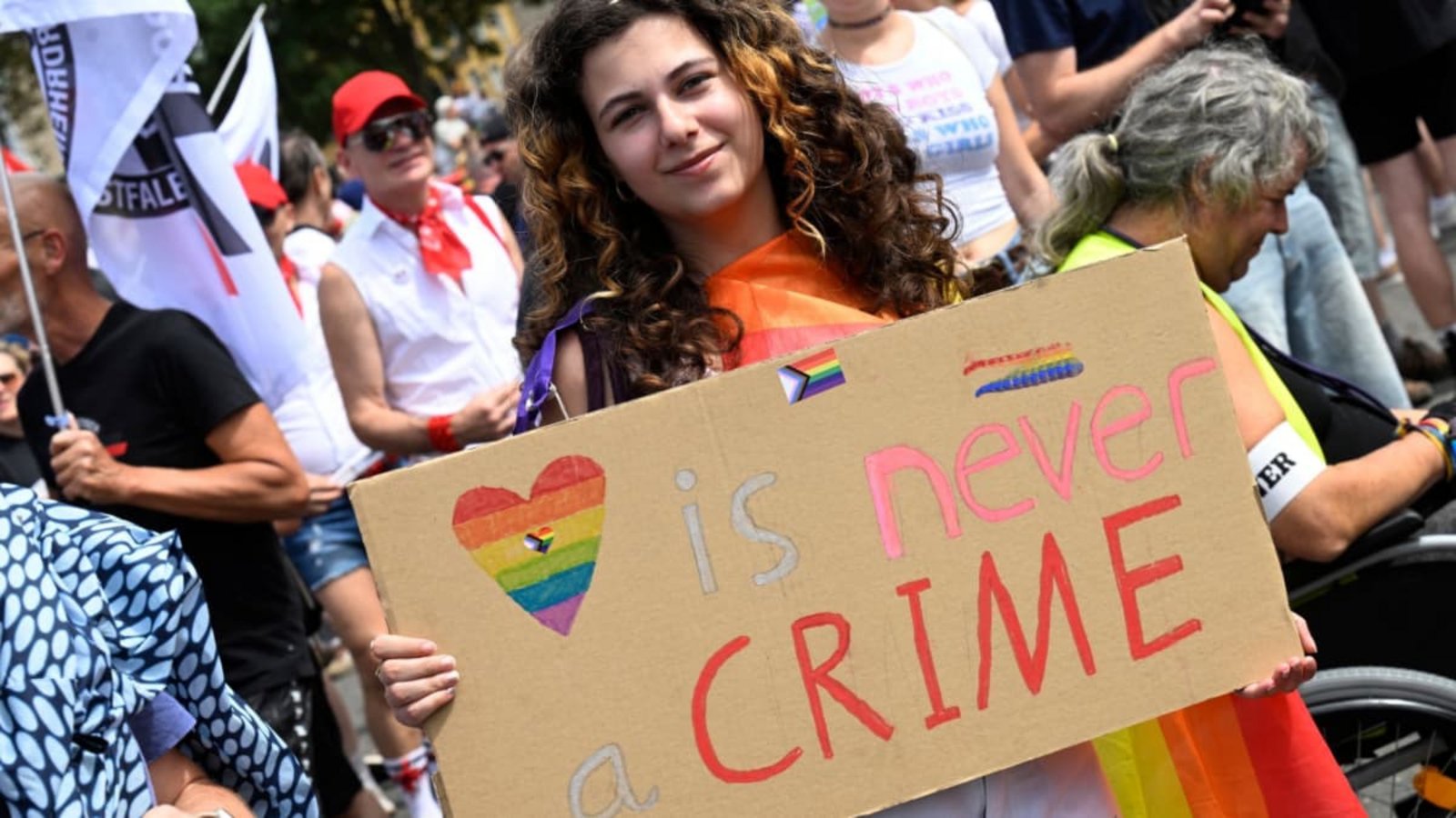 Solidaritätsmarsch für queere Menschen in Köln am 9. August. Initiativen und Vereine der LGBTQ-Gemeinschaft hatten nach dem islamistischen Anschlag am Rande des Berliner Christopher Street Day dazu aufgerufen.Roberto Pfeil/dpa Solidaritätsmarsch für queere Menschen in Köln am 9. August. Initiativen und Vereine der LGBTQ-Gemeinschaft hatten nach dem islamistischen Anschlag am Rande des Berliner Christopher Street Day dazu aufgerufen.Roberto Pfeil/dpa