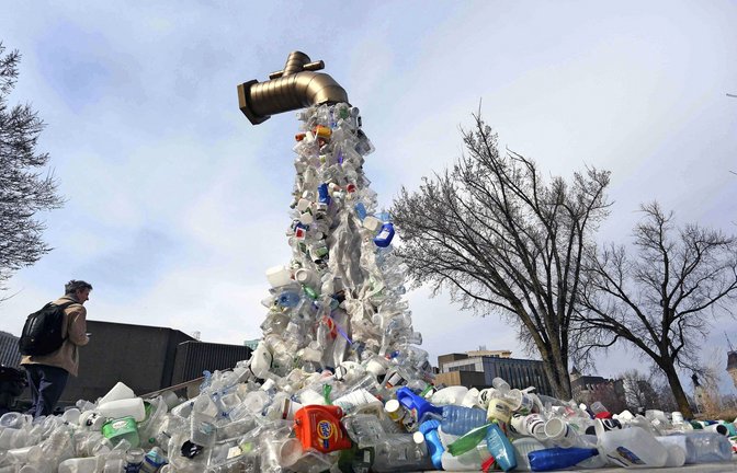 Kunst als Verhau: „Giant plastic tap“  –   zur Erinnerung vor dem Eingang zur soeben erst zu Ende gegangenen Internationalen Umweltkonferenz im  kanadischen Ottawa.<span class='image-autor'>Foto: AFP/DAVE CHAN</span>