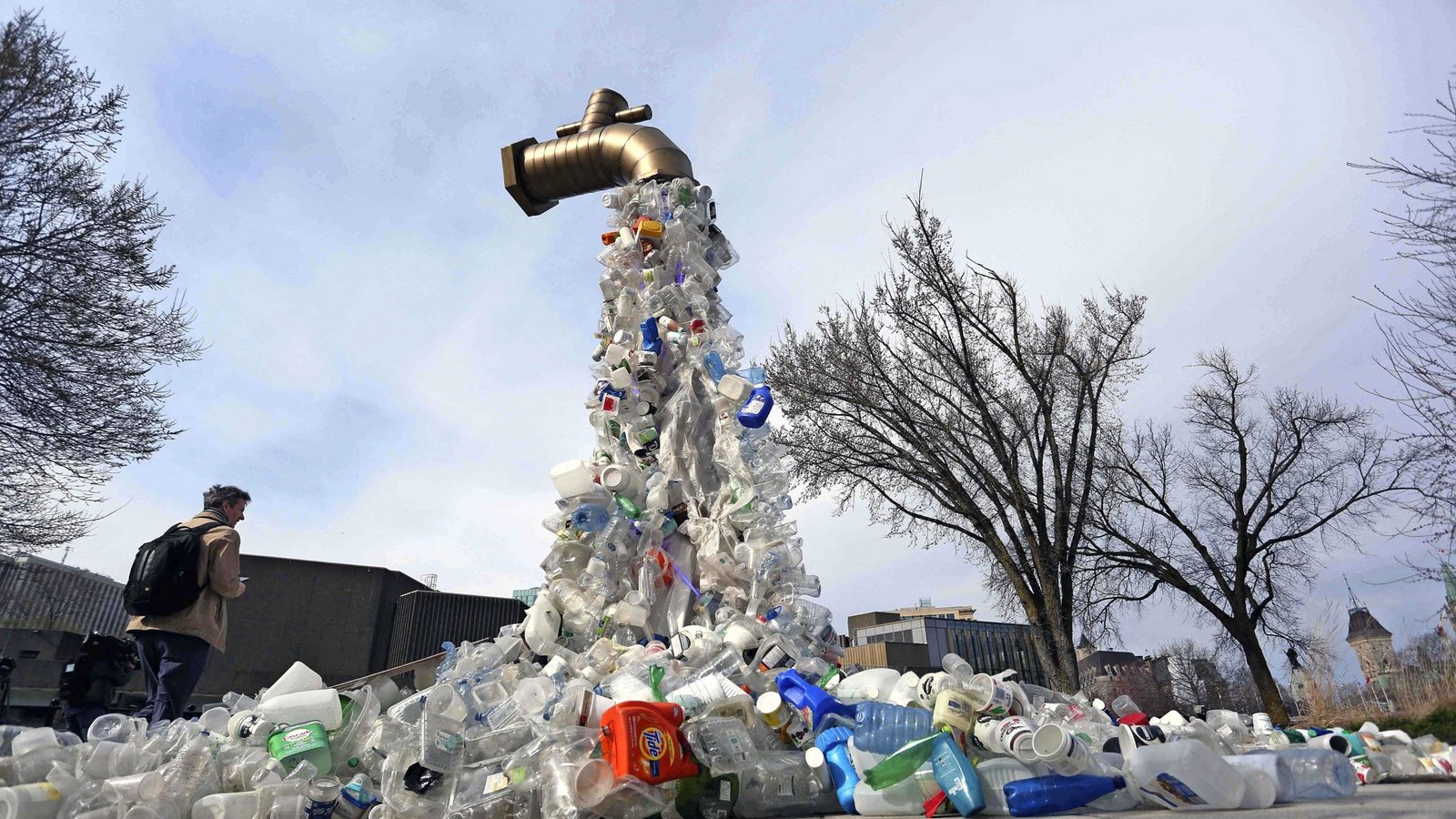 Kunst als Verhau: „Giant plastic tap“  –   zur Erinnerung vor dem Eingang zur soeben erst zu Ende gegangenen Internationalen Umweltkonferenz im  kanadischen Ottawa.Foto: AFP/DAVE CHAN