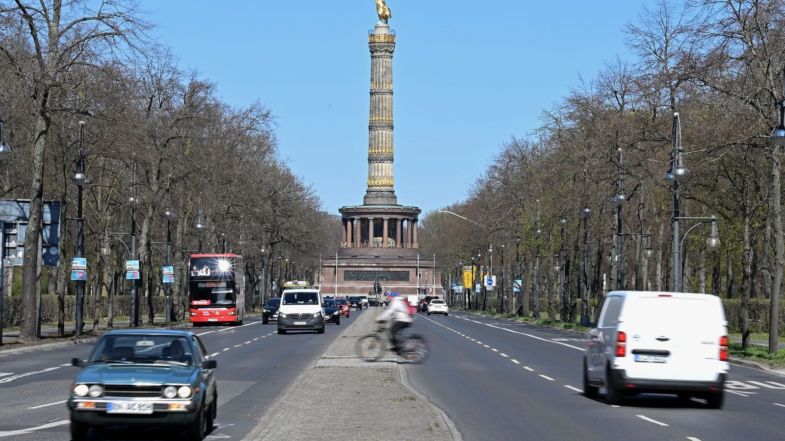 Die Straße wird heute in Helmut-Kohl-Allee umbenannt.Foto: Michael Brandt/dpa