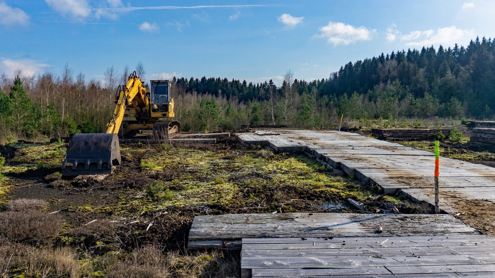 Schwere Holzplanken ermöglichen es dem Bagger, über den feuchten Moorboden zur Abbaustelle zu gelangen.Foto: privat Schwere Holzplanken ermöglichen es dem Bagger, über den feuchten Moorboden zur Abbaustelle zu gelangen.Foto: privat