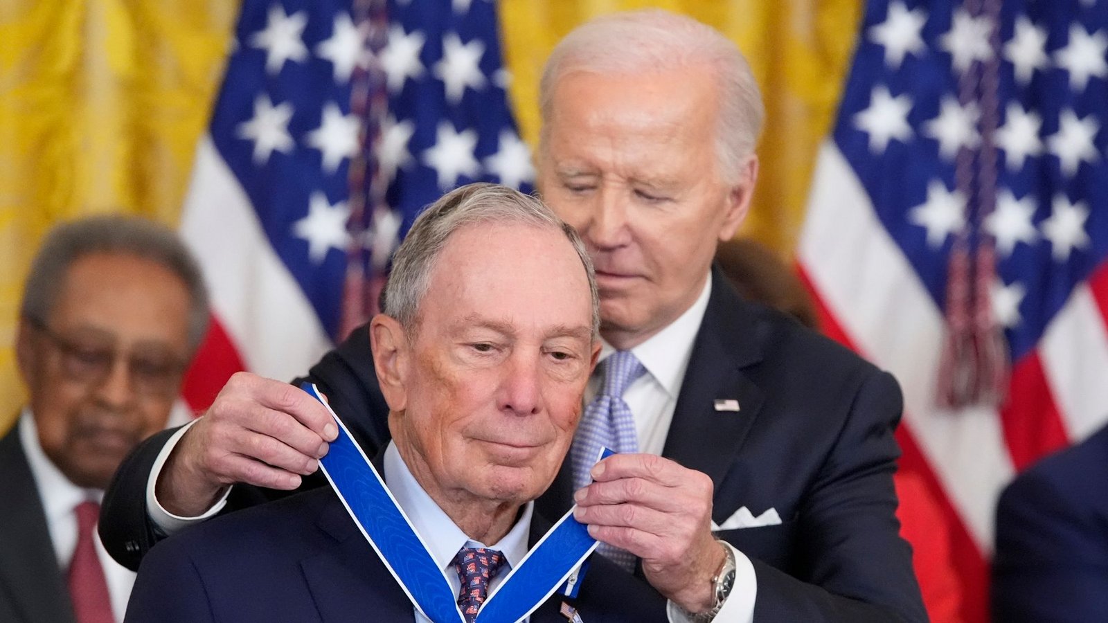 US-Präsident Joe Biden verleiht die höchste zivile Auszeichnung der Nation an den ehemaligen New Yorker Bürgermeister Michael Bloomberg.Foto: Alex Brandon/AP/dpa