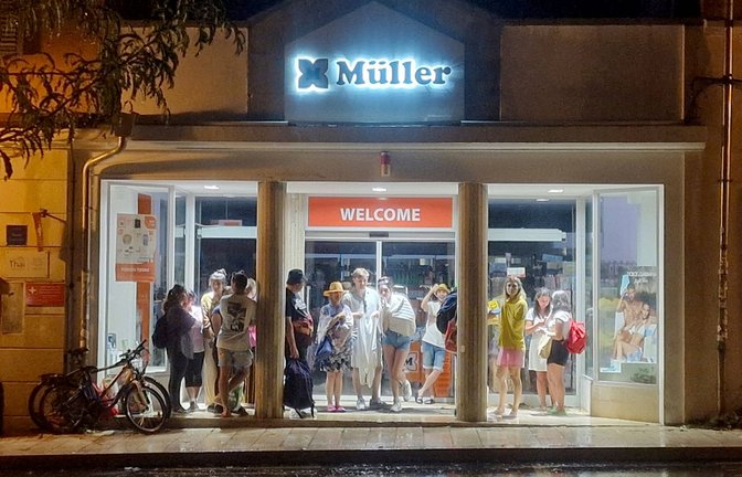 Schweres Unwetter in Istrien wie hier in Rovinj: Touristen  mussten sich vor den starken Winden und Sturzfluten vom Himmel in Gebäuden in Sicherheit bringen.<span class='image-autor'>Foto: Imago/Pixsell</span>