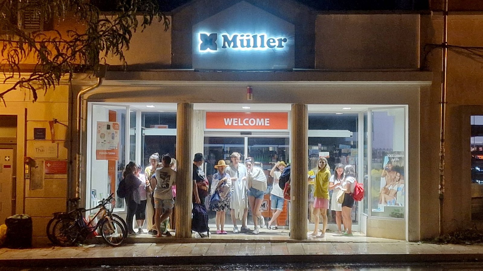 Schweres Unwetter in Istrien wie hier in Rovinj: Touristen mussten sich vor den starken Winden und Sturzfluten vom Himmel in Gebäuden in Sicherheit bringen.Foto: Imago/Pixsell Schweres Unwetter in Istrien wie hier in Rovinj: Touristen mussten sich vor den starken Winden und Sturzfluten vom Himmel in Gebäuden in Sicherheit bringen.Foto: Imago/Pixsell