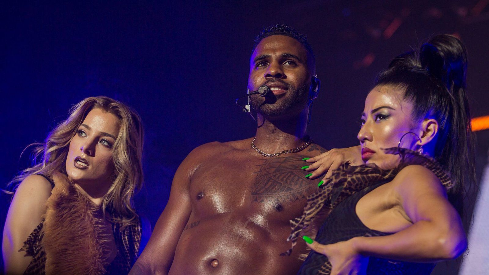 Jason Derulo mit Tänzerinnen beim Auftritt in der Stuttgarter SchleyerhalleFoto: Lichtgut/Christoph Schmidt
