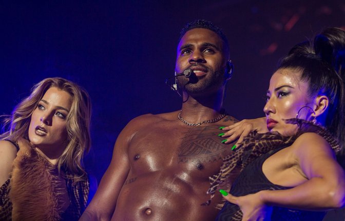 Jason Derulo mit Tänzerinnen beim Auftritt in der Stuttgarter Schleyerhalle<span class='image-autor'>Foto: Lichtgut/Christoph Schmidt</span>