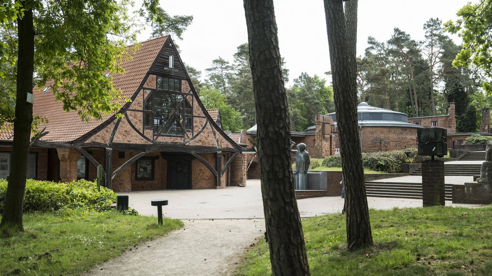 „Café verrückt“ ist der Spitzname für das Kaffee Worpswede, in dem der geschäftstüchtige Hoetger seine Werke zeigte, den potenziellen Kunden aber zugleich die Möglichkeit bot, dort auszuruhen und Kaffee zu trinken.Foto: IMAGO/imagebroker/IMAGO/imageBROKER/Daniel Schoenen
