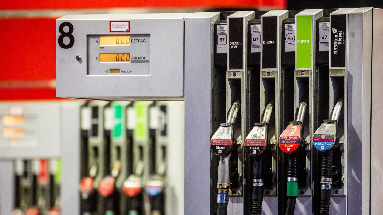 Wann sinken die Spritpreise an den Tankstellen wieder?Foto: picture alliance/dpa | Christoph Schmidt