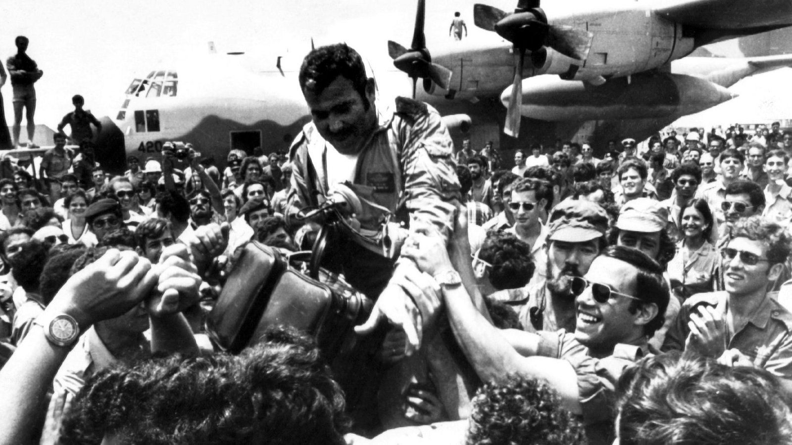 Ein an der damaligen Befreiungsaktion beteiligter Pilot wurde nach der Rückkehr auf dem Flughafen Ben Gurion gefeiert. (Archivbild)Foto: picture alliance / dpa