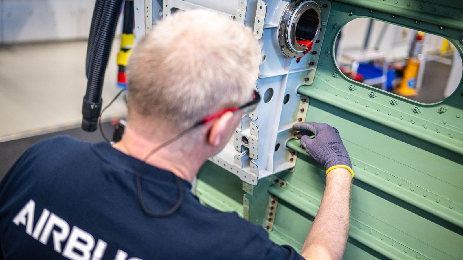In der Werkstatt wird geschraubt, geschliffen und lackiert.Foto: Sina Schuldt/dpa