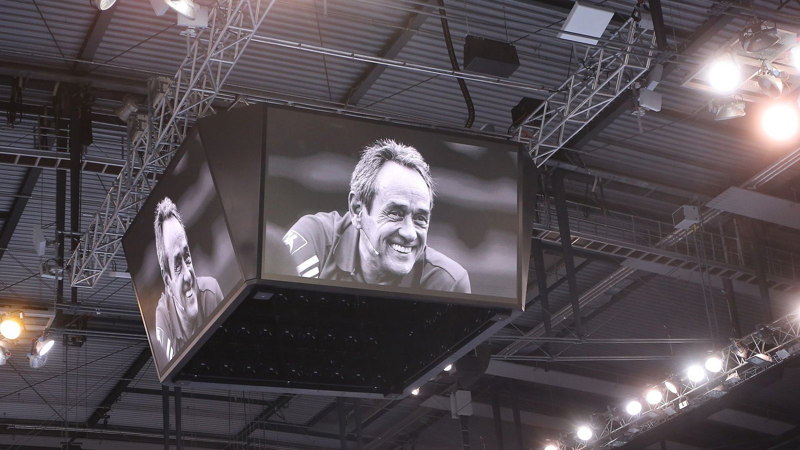 Für Rolf Brack gab es eine Trauerminute in der Porsche-Arena.Foto: Pressefoto Baumann/Julia Rahn