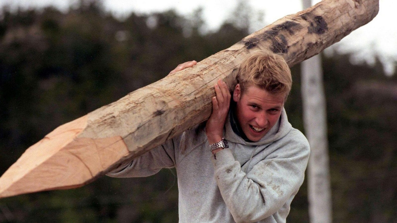 Aufnahme vom Dezember 2000, auf der der britische Prinz William während seiner Raleigh-International-Expedition im südchilenischen Dorf Tortel einen Baumstamm trägt, der für den Bau von Holzstegen zwischen den Gebäuden verwendet wurde.Foto: picture-alliance / dpa | Toby_Melville