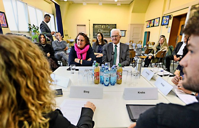 Ministerin  Schopper und Ministerpräsident  Kretschmann im Klassenzimmer<span class='image-autor'>Foto: Lg/Ewska</span>