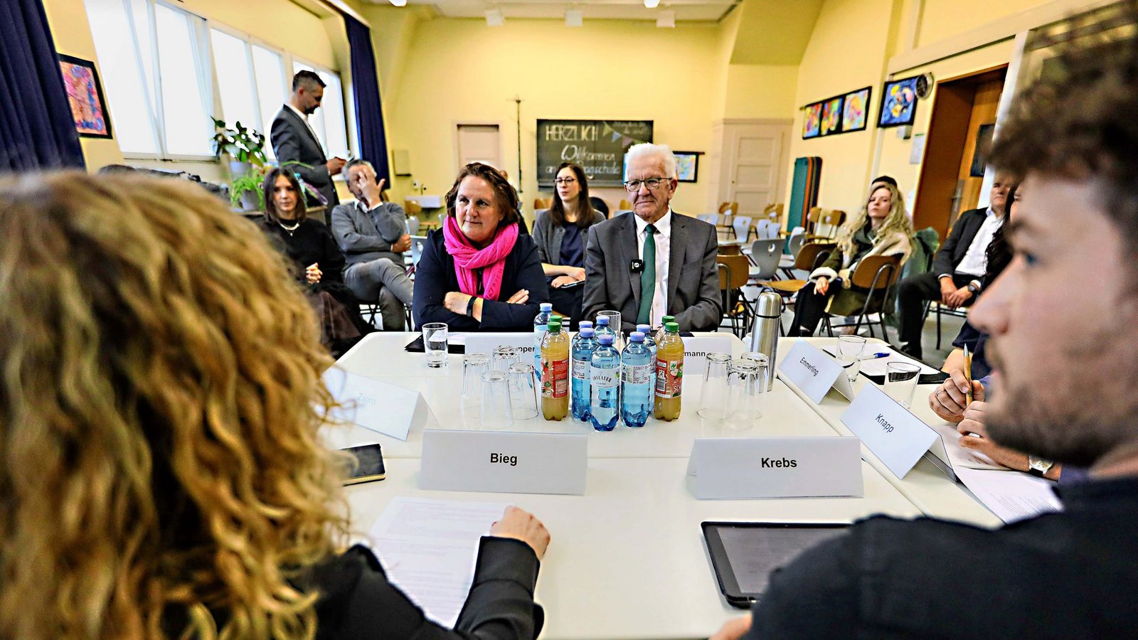 Ministerin  Schopper und Ministerpräsident  Kretschmann im KlassenzimmerFoto: Lg/Ewska