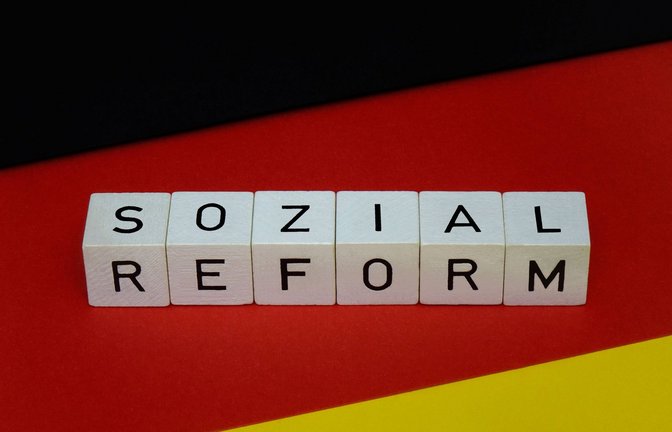 Wenn der Sozialstaat nicht grundlegend reformiert wird, kommt es in nicht allzu ferner Zukunft zu einem finanziellen Kollaps.<span class='image-autor'>Foto: Imago/Steinach</span>
