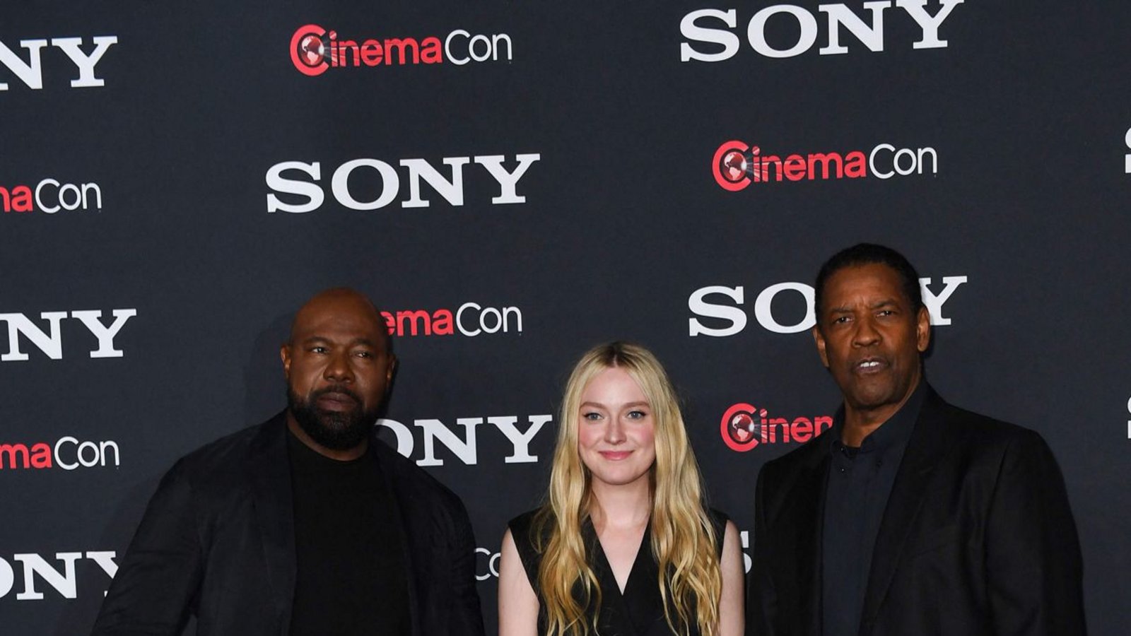 Von links: Regisseur Antoine Fuqua, Schauspielerin Dakota Fanning und Schauspieler Denzel Washington präsentieren „The Equalizer 3“ (Action/Thriller).Foto: AFP/VALERIE MACON Von links: Regisseur Antoine Fuqua, Schauspielerin Dakota Fanning und Schauspieler Denzel Washington präsentieren „The Equalizer 3“ (Action/Thriller).Foto: AFP/VALERIE MACON