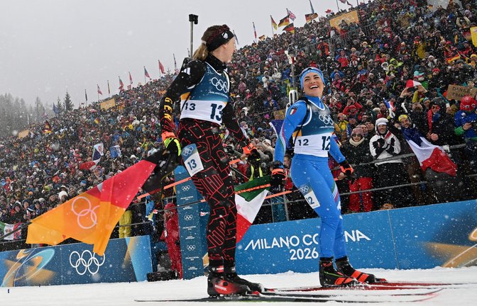 Das Publikum in Antholz feiert Dorothea Wierer (re.) aus Italien und Franziska Preuß. Beide beenden ihre Karriere.<span class='image-autor'>Foto: Hendrik Schmidt/dpa</span>