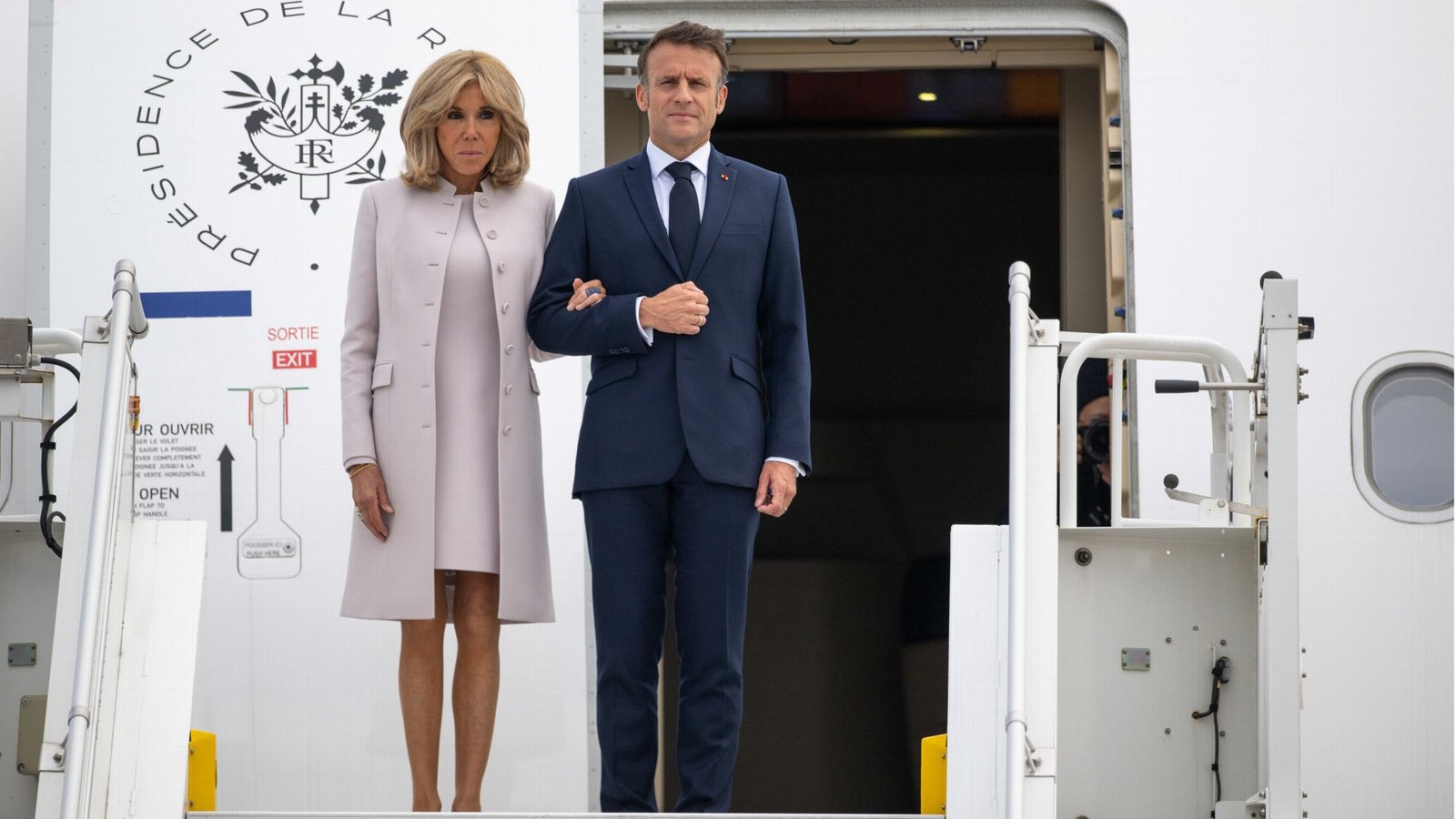 Emmanuel Macron und seine Frau Brigitte sind in Deutschland angekommen.Foto: dpa/Christophe Gateau Emmanuel Macron und seine Frau Brigitte sind in Deutschland angekommen.Foto: dpa/Christophe Gateau