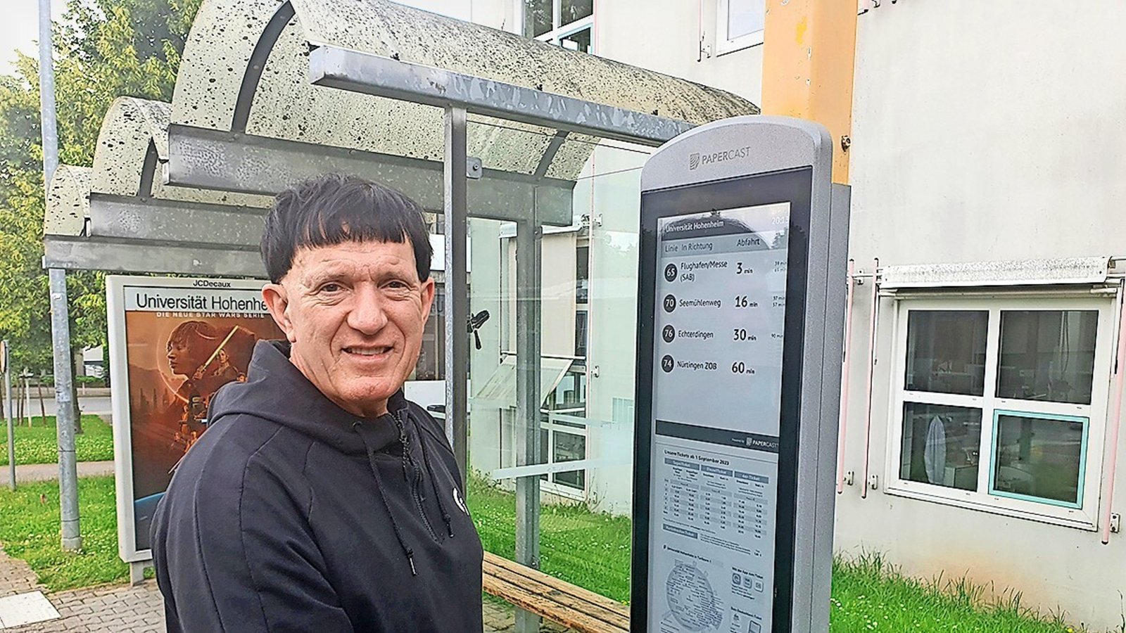 Alberto Lion von der Fahrgastinformation der SSB am Pilotgerät an der Haltestelle Universität Hohenheim.Foto: SSB AG