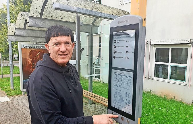 Alberto Lion von der Fahrgastinformation der SSB am Pilotgerät an der Haltestelle Universität Hohenheim.<span class='image-autor'>Foto: SSB AG</span>