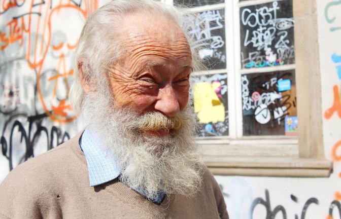 James Hope vor seinem Haus<span class='image-autor'>Foto: /privat</span>
