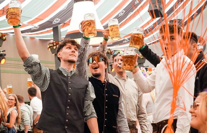 Künftig kann im Festzelt Beim Benz neben der Bierbank auch in Club-Atmosphäre gefeiert werden: Mit dem Start des diesjährigen Volksfests feiert auch der „Diskowirt“ im Festzelt Premiere.<span class='image-autor'>Foto: Lichtgut/Ferdinando Iannone</span>
