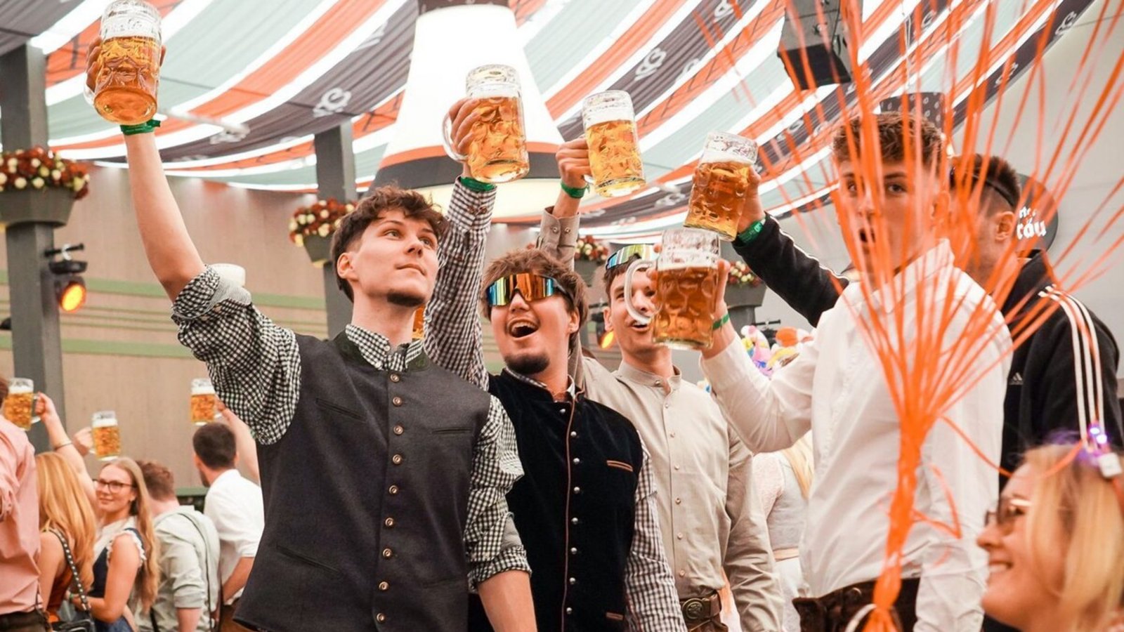 Künftig kann im Festzelt Beim Benz neben der Bierbank auch in Club-Atmosphäre gefeiert werden: Mit dem Start des diesjährigen Volksfests feiert auch der „Diskowirt“ im Festzelt Premiere.Foto: Lichtgut/Ferdinando Iannone Künftig kann im Festzelt Beim Benz neben der Bierbank auch in Club-Atmosphäre gefeiert werden: Mit dem Start des diesjährigen Volksfests feiert auch der „Diskowirt“ im Festzelt Premiere.Foto: Lichtgut/Ferdinando Iannone