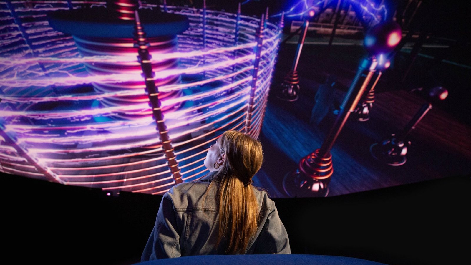 Als Vorgeschmack dient in der Nähe des Themenbereichs Griechenland  der neue 360-Grad-Film im Traumzeit-Dome. Darin nimmt der kroatische Visionär Nikola Tesla  die Zuschauer mit auf eine Reise in seine Heimat.Foto: Europa-Park