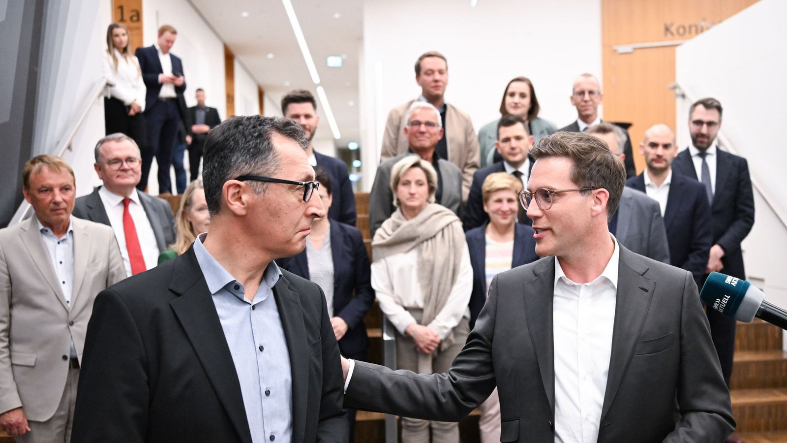 Kurz vor Mitternacht tragen Cem Özdemir (Grüne) und Manuel Hagel (CDU) vor die Presse. Der CDU-Landeschef hatte wenige Minuten später Geburtstag.Foto: Bernd Weißbrod/dpa