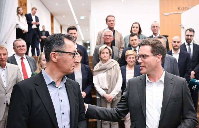 Kurz vor Mitternacht tragen Cem Özdemir (Grüne) und Manuel Hagel (CDU) vor die Presse. Der CDU-Landeschef hatte wenige Minuten später Geburtstag.<span class='image-autor'>Foto: Bernd Weißbrod/dpa</span>