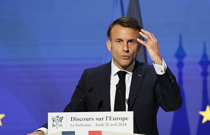 Der französische Präsident Emmanuel Macron fordert eine europäische Verteidigungsstrategie mit einer gemeinsamen Rüstungsindustrie und einer über Fonds der EU finanzierte beschleunigte Aufrüstung.<span class='image-autor'>Foto: Christophe Petit Tesson/EPA POOL/AP/dpa</span>