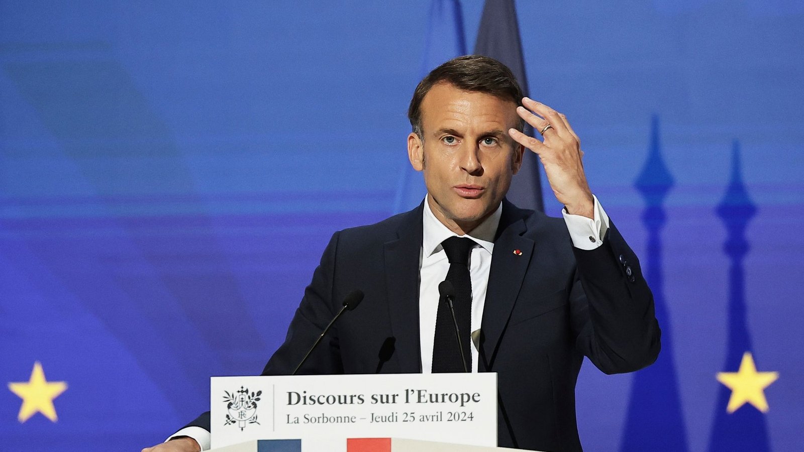 Der französische Präsident Emmanuel Macron fordert eine europäische Verteidigungsstrategie mit einer gemeinsamen Rüstungsindustrie und einer über Fonds der EU finanzierte beschleunigte Aufrüstung.Foto: Christophe Petit Tesson/EPA POOL/AP/dpa