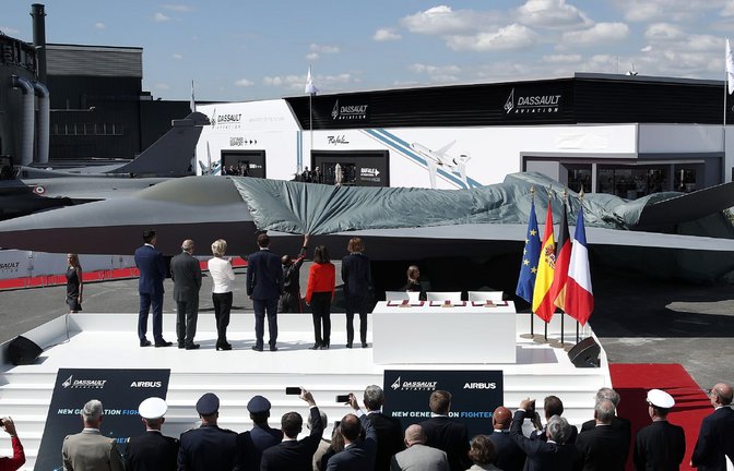 So soll der zukünftige europäische Kampfjet FCAS einmal aussehen. Bis jetzt existiert er nur als Modell, ob das Flugzeug jemals gebaut wird, ist inzwischen mehr als fraglich.<span class='image-autor'>Foto: Benoit Tessier/POOL Reuters/dpa</span>