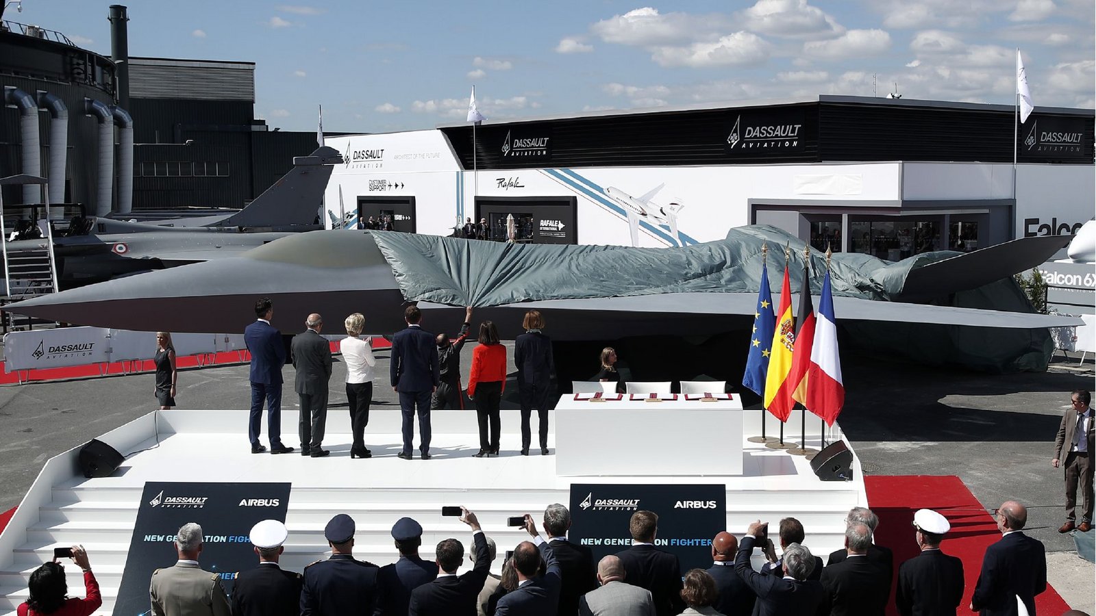 So soll der zukünftige europäische Kampfjet FCAS einmal aussehen. Bis jetzt existiert er nur als Modell, ob das Flugzeug jemals gebaut wird, ist inzwischen mehr als fraglich.Foto: Benoit Tessier/POOL Reuters/dpa