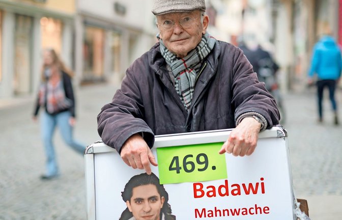 Jeden Samstag von 11 bis 12 Uhr steht Max Steinacher in der Tübinger Kirchgasse<span class='image-autor'>Foto: Wolfgang Albers</span>