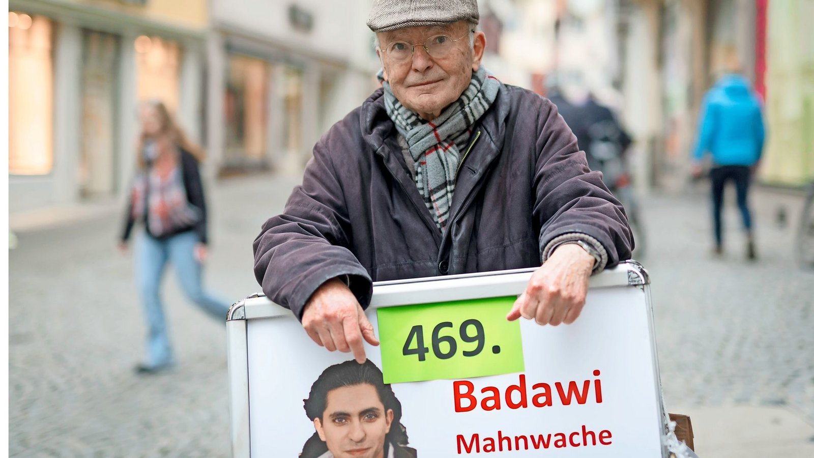 Jeden Samstag von 11 bis 12 Uhr steht Max Steinacher in der Tübinger KirchgasseFoto: Wolfgang Albers Jeden Samstag von 11 bis 12 Uhr steht Max Steinacher in der Tübinger KirchgasseFoto: Wolfgang Albers