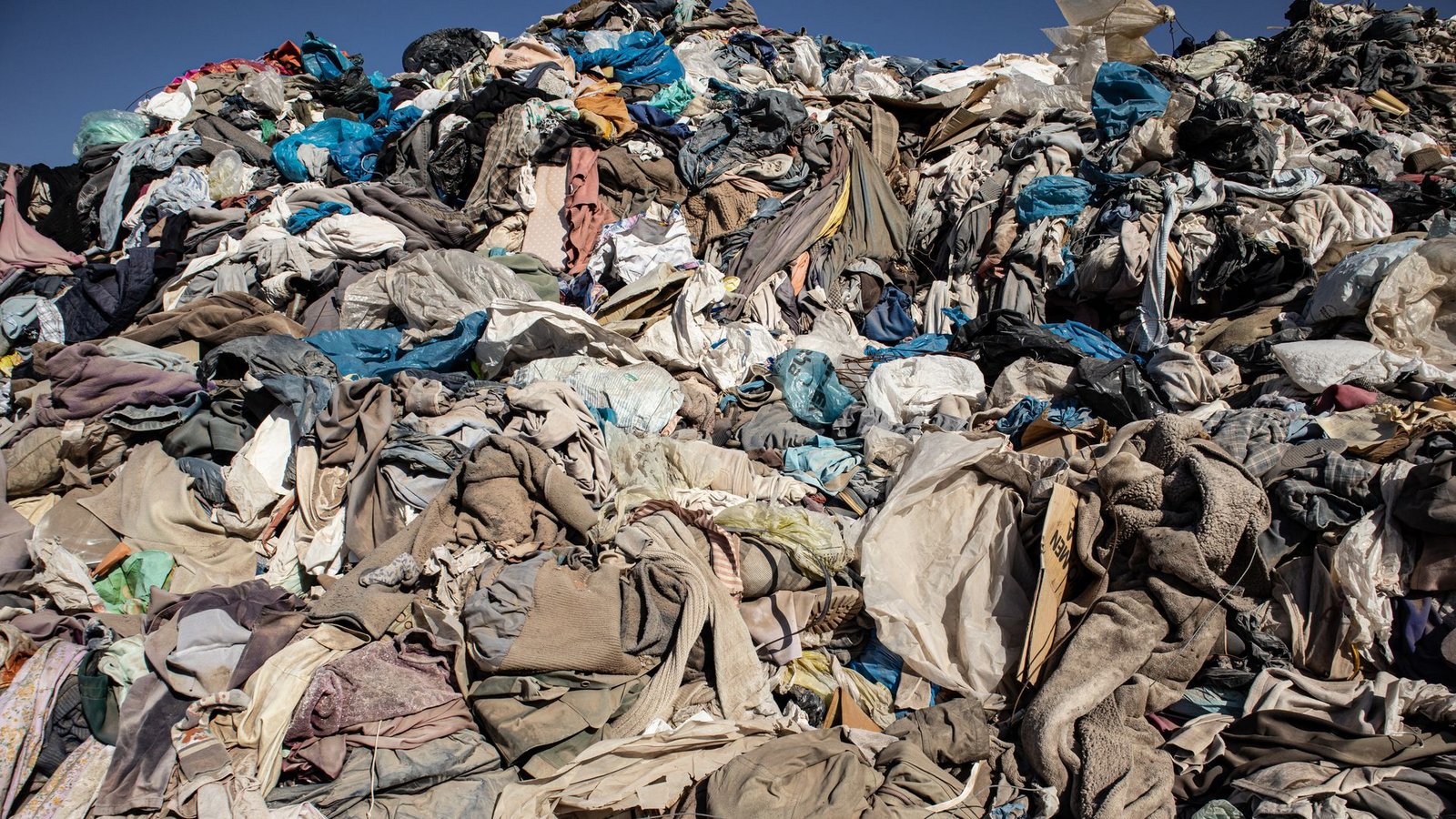 Nach Angaben der EU-Behörde fallen Millionen Tonnen Textilabfälle an, von denen aber nur ein Teil recycelt wird. (Archivfoto)Foto: Antonio Cossio/dpa Nach Angaben der EU-Behörde fallen Millionen Tonnen Textilabfälle an, von denen aber nur ein Teil recycelt wird. (Archivfoto)Foto: Antonio Cossio/dpa