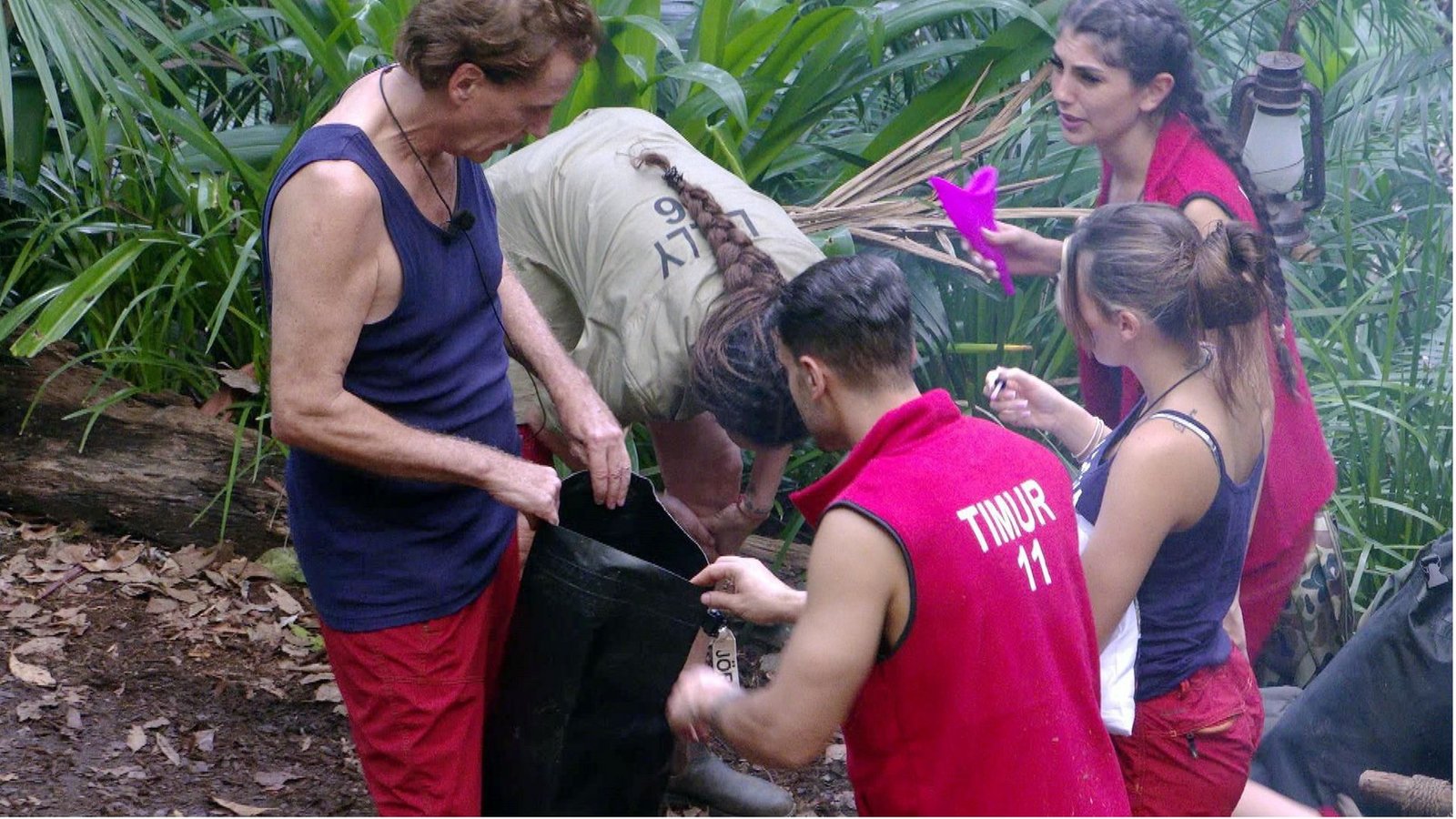 Die Campbewohner müssen zur Strafe ihre Luxusartikel abgeben.Foto: RTL/Folge 18_005 Die Campbewohner müssen zur Strafe ihre Luxusartikel abgeben.Foto: RTL/Folge 18_005