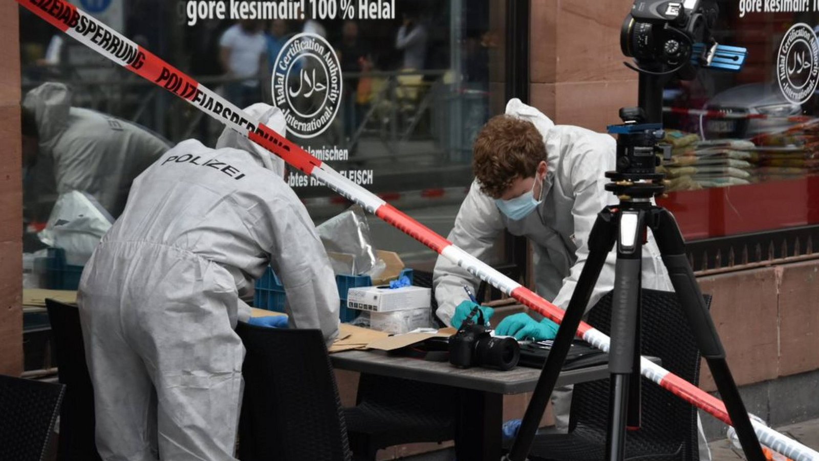 Nach der tödlichen Eskalation einer Personenkontrolle mitten in der Mannheimer Innenstadt sichern Beamte die Spuren.Foto: 7aktuell.de// Friedrichs