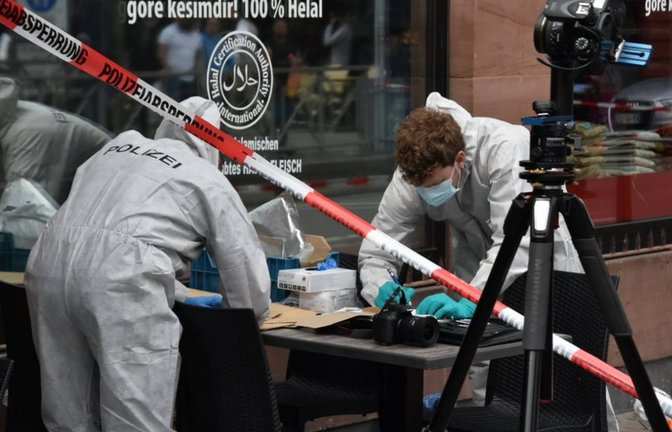 Nach der tödlichen Eskalation einer Personenkontrolle mitten in der Mannheimer Innenstadt sichern Beamte die Spuren.<span class='image-autor'>Foto: 7aktuell.de// Friedrichs</span>