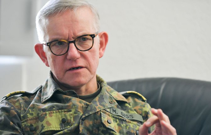 „In welchem U-Bahn-Schacht hat Klasse Acht Mathe?“ – Michael Giss bereitet Baden-Württemberg auf Landesverteidigung vor.<span class='image-autor'>Foto: Lichtgut/Max Kovalenko</span>